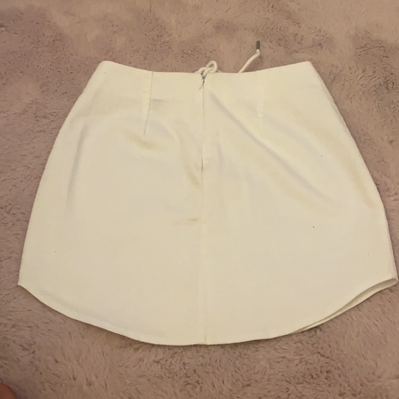 a white skirt - Picture 2 of 2